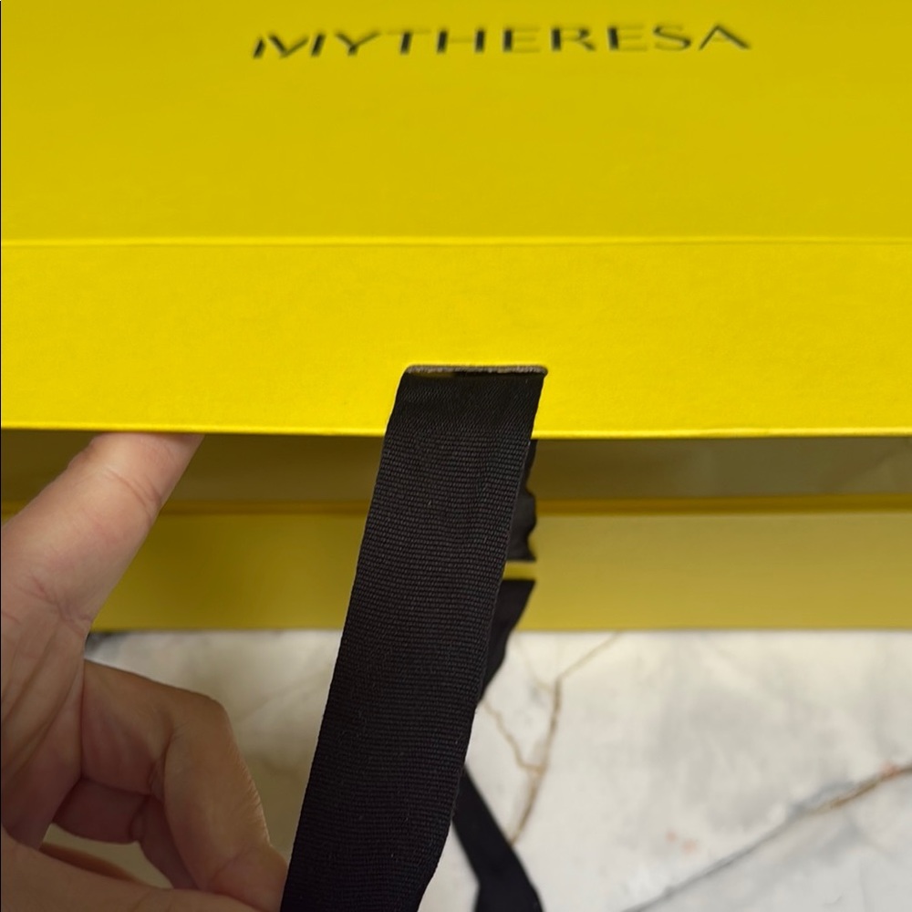 MYTHERESA Yellow Gift Box - Picture 7 of 12